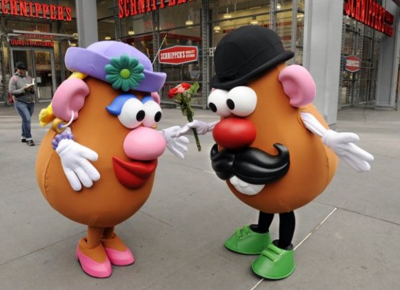 Anonymous-mr-and-mrs-potato-head